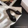 Zapatillas sin cordones 2026 nuevo verano punta abierta tacón de gatito punta redonda estilo simple de alta gama para mujer versátiles y a la moda