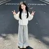 Conjunto Casual Estilo Universitario para Primavera y Otoño, Nuevo Top con Cuello de Dibujos Animados Hello Kitty y Pantalones de Pierna Ancha a Cuadros Conjunto de Dos Piezas