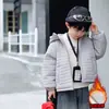 Ropa de Algodón Gruesa de Invierno para Niños Estilosa Ropa de Bebé de Algodón 2026 Estilo Nuevo Niños Pequeños y Medianos Ropa de Algodón a Cuadros con Felpa Chaqueta de Moda para Niños