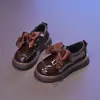 Sapatos de Couro de Princesa para Crianças 2026 Novo Primavera/Outono Estilo Britânico Meninas Loafers de Couro Preto com Solado Macio Sapatos de Couro Modernos e Tendência