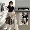 Comércio Exterior 2026 Novo Conjunto de Roupa de Verão para Meninas, Conjunto Elegante de Manga Curta Infantil com Saia Xadrez, Conjunto de Duas Peças da Moda