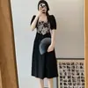 Colección nueva Verano 2026: un vestido negro chic y discreto con un diseño único, perfecto para mujeres con curvas, con un estilo chino moderno y un look sofisticado y maduro que disimula la zona del abdomen