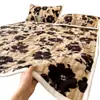 Colcha gruesa de pelo de conejo para invierno, colcha acolchada estilo tatami retro y juego de sábanas con forro polar (conjunto de tres piezas)