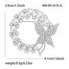 Versão japonesa e coreana de broche de guirlanda de pérolas com borboleta de strass de alta qualidade, pin de acessórios de vestuário com temperamento fashion, curinga, atacado