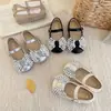 Sapatos Mary Jane de princesa para meninas com laço de strass, novo estilo coreano primavera/outono 2026, sapatilhas versáteis de sola macia para uso externo
