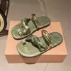 Sandalias de playa estilo francés con tira para el dedo del pie, chanclas planas de verano para mujer, diseño de nicho casual de alta moda 2025