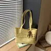 Bolso tote calado minimalista estilo coreano transfronterizo 2026 nuevo modelo bolso de hombro de lujo ligero para commuting para mujer bolso de gran capacidad para debajo del brazo
