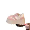 Sapatos plataforma populares de sola grossa para mulheres, novo estilo outono 2026 para pessoas baixinhas, sapatos casuais estilo alemão, tênis femininos confortáveis e versáteis