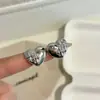 Aretes de corazón con cruz estilo retro europeo y americano para mujer, diseño único, aretes elegantes y versátiles