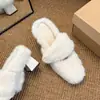 Zapatos peludos de temperamento tacón grueso pantuflas de media caña pantuflas cálidas de tacón alto estilo nuevo para personas bajas uso exterior que aumenta la altura Invierno 2026