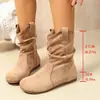 Botas de camurça plissadas para outono e inverno, bico redondo, solado plano, slip-on, botas femininas estilo western retrô de cano médio, tamanhos grandes 40 e 43