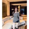 Camiseta Larga de Manga Larga con Pliegues Gris Chic [Ajuste Personalizado] para Mujer, Otoño, Ajustada, Diseño Irregular
