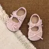 Sapatos de couro para meninas, novo modelo de outono com laço, sapatos de princesa para crianças, sapatos baixos para meninas pequenas, sapatos macios para bebês e crianças pequenas para meninas