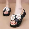 Dropshipping Suela Gruesa Tacón Medio Zapatillas Lindas para Mujer Verano Exterior Hogar Antideslizante Suela Suave Resistente al Desgaste Precio de Fábrica al por Mayor