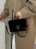 Bolsa Feminina Outono/Inverno Nova Bolsa de Mão Estilo Capa de Bolsa Quadrada Pequena Fosca Costurada Bolsa Transversal Estilo OL Temperamento para o Trabalho