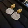 Pendientes Florales Geométricos con Tachuelas de Diamante Aguja Plateada, Pendientes Versátiles de Tendencia de Nicho Únicos y de Moda, Pendientes de Lujo Ligero de Gama Alta para Mujer