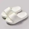 Pantuflas 'sensación de pisar caca' de suela suave, frescas Estilo de pareja Antideslizantes Silenciosas Hogar Baño EVA Chanclas de una sola tira Venta al por mayor de fábrica