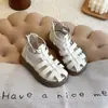 Sandalias Romanas Retro para Niños 2026 Verano Nuevas Versión Coreana Zapatos de Princesa Huecos para Niñas Punta Cerrada Suela Suave Zapatos de Playa
