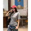 Proporção de triângulo invertido, mangas caídas, estampa de letras estilo coreano, ombro normal, gola redonda, manga curta, top feminino de verão, justo, acinturado