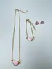 Collar, pulsera y pendientes de corazón de melocotón frescos, versátiles, de moda minimalista transfronteriza europea y americana, juego de tres piezas, ventas directas de fábrica