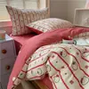 Lindo juego de ropa de cama de cuatro piezas de algodón con estampado de dibujos animados estilo INS, juego de tres piezas de algodón puro estampado para dormitorio de estudiante, sábana, funda de edredón, ropa de cama
