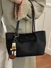 Moda transfronteiriça, bolsa de ombro elegante com padrão trançado, novo estilo, retrô, casual, grande capacidade, bolsa tote para o dia a dia, e um conjunto de bolsas combinando