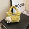 Bolso Cubo Waffle Flor de Burbuja de Nicho para Mujer Estilo Nuevo 2024 Chica Japonesa y Coreana Bolso de Hombro y Mano con Texto