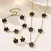 Moderna Versátil Acero de Titanio Chapado en Oro Real de 18 Quilates Flor de Cinco Hojas de la Suerte Conjunto de Collar Pulsera Pendientes Joyería para Mujer