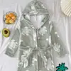 Bata con Capucha Infantil Estampado de Tortugas Verde Claro, Ropa de Dormir Gruesa de Franela para Niños, Bata Absorbente para Baño de Bebé