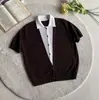 Camiseta de Tricô Manga Curta com Gola Falsa de Duas Peças para Homens e Mulheres, Cor de Verão Color Block Estilo Old Money de Luxo Leve Top Casual para o Dia a Dia