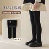 Leggings gruesos al por mayor para niños para otoño e invierno, pantalones y mallas de algodón a rayas verticales para niñas, con forro polar, cálidos, con pies, de nueve puntos