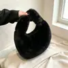 Nuevo bolso de mano de peluche, bolso peludo estilo coreano ins, piel sintética de conejo, bolso de bola esponjoso versátil de nicho para otoño e invierno para mujer