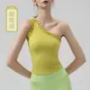 Top de yoga con diseño de hombro asimétrico, camiseta sin mangas de yoga para mujer con almohadillas en el pecho, top deportivo ajustado sin mangas para Pilates y fitness