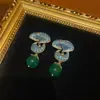 Bronce Antiguo Occidental Chapado en Oro Vintage de 18 Quilates con Diseño Denso de Circonio de Doble Capa de Ganoderma Lucidum Adornado con Colgante de Ágata Verde