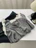 Camiseta elástica versátil de manga larga con botones y cuello en V adelgazante para mujer, otoño e invierno 2026, suave y amigable con la piel, de terciopelo mousse, color liso, camiseta básica