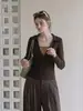 Diseño color café con sentido de la moda, cuello solapa, manga larga, prenda interior, novedad de otoño 2026, falso dos piezas, rayado, ajuste slim, camiseta base superior