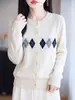 Cardigã de tricô vintage com blocos de cor e padrão de losangos, feito de lã merino fina, apresentando um design delicado e requintado, perfeito como um top de outono/inverno de alta qualidade.