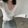 Moda chique coreana gola V com retalhos de renda manga longa camisa base 2026 primavera e outono slim fit modeladora top base para mulheres