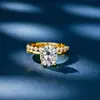 Anillo Redondo Dorado para Mujer, Lujo Ligero y Sensación de Alta Gama, Anillo de Moissanita para Propuesta y Compromiso, Anillo de Moissanita, Al por Mayor en Stock
