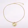 Colar Popular de Amor Transfronteiriço para Mulheres, Corrente de Clavícula Versátil e de Alta Qualidade em Formato de Coração Pêssego Dourado