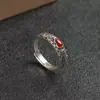 Anéis de casal para homens e mulheres, um par de anéis abertos de esmalte preto e branco com design de nicho de luxo leve, um presente para relacionamentos à distância