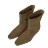 Botines modernos y elegantes para otoño/invierno 2026, con geniales remaches, un aspecto de alta gama y un efecto adelgazante, perfectos para un estilo callejero audaz
