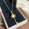 Moderna Cadena Clavicular de Acero de Titanio con Trébol de Cuatro Hojas Clásico Japonés y Coreano para Mujer, Elegante y Lujosa Cadena de Zirconia, Accesorio Versátil Exquisito