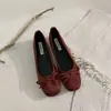 Sapatos rasos vermelhos com laço francês sapatos de leite outono e inverno slip-on sapatos preguiçosos sapatos de salto baixo delicados sapatos femininos retrô