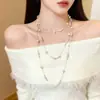 Colar de Pérolas Brancas Multicamadas Estilo Coreano para Mulheres, Corrente Versátil Popular de Luxo Leve para Suéter, Design em Camadas, Acessório Longo para Roupas