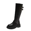 Botas Longas de Couro com Fivela Aumento de Altura 5CM Femininas 2026 Novo Estilo Primavera Baixas Não Passam do Joelho Emagrecimento Cano Alto Botas de Equitação