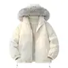 Opciones de logo personalizables disponibles para esta chaqueta unisex de algodón, holgada, con capucha y engrosada, perfecta para parejas.. Presenta un cuello de piel sintética y viene en colores lisos