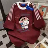 Camiseta de Algodón 100% Puro Linda de Crayon Shin-Chan con Tres Rayas, Cuello Redondo, Manga Corta para Hombres y Mujeres, Tops Sueltos de Verano para Parejas, Ins