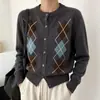 Suéter Cardigan com Gola Redonda Padrão Diamante Feminino 2026 Outono Inverno Novo Design Sense Emagrecedor Macio e Aderente Malha Jaqueta Top
