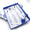 Vajilla de porcelana azul y blanca Cubiertos de acero inoxidable Juego de tenedor y cuchara Regalo para empresa Venta al por mayor Logo personalizable Estilo chino retro